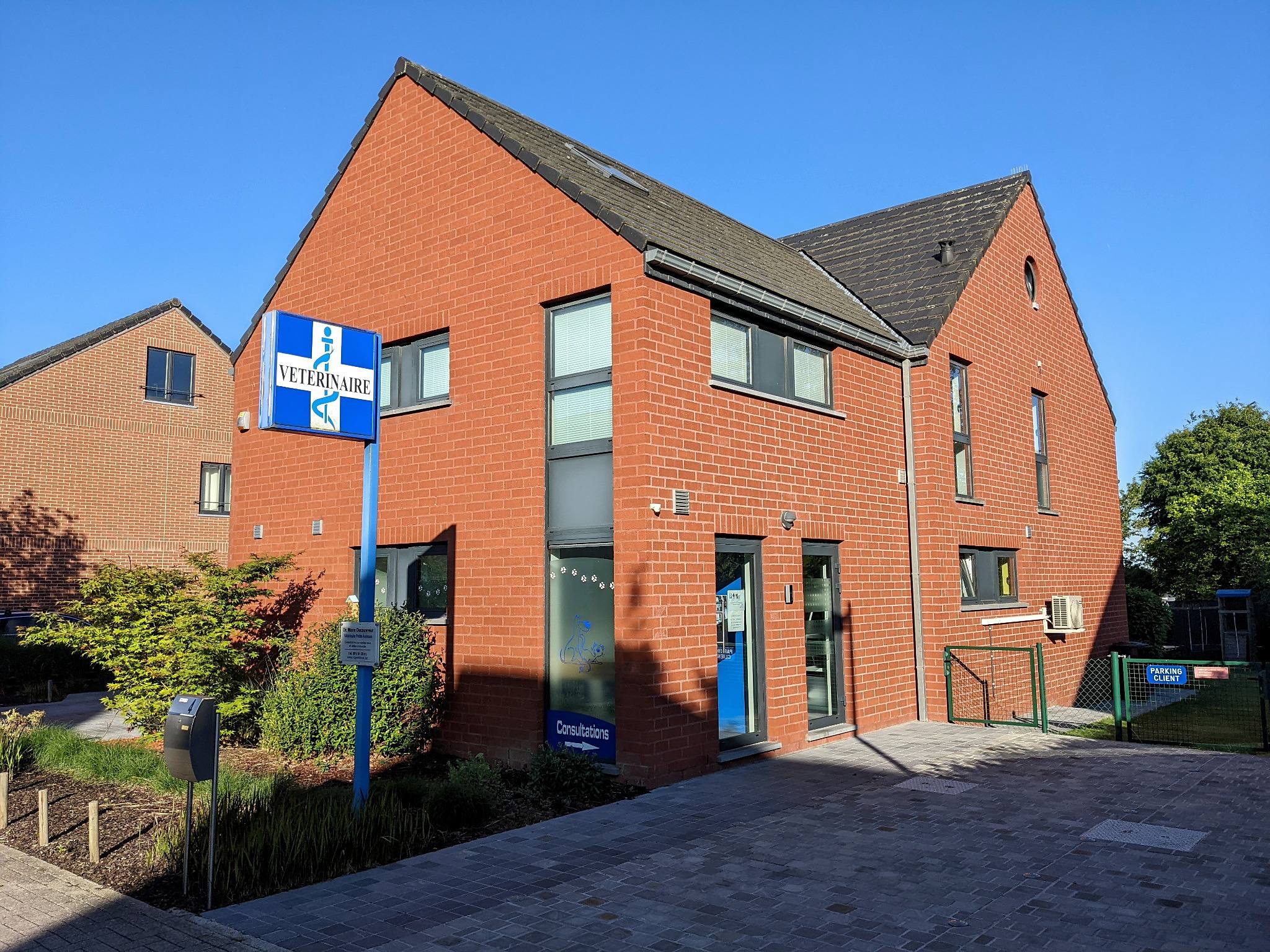 Façade du cabinet Vétérinaire Marie Decouvreur à Gembloux, avec l’entrée et le panneau de parking client.