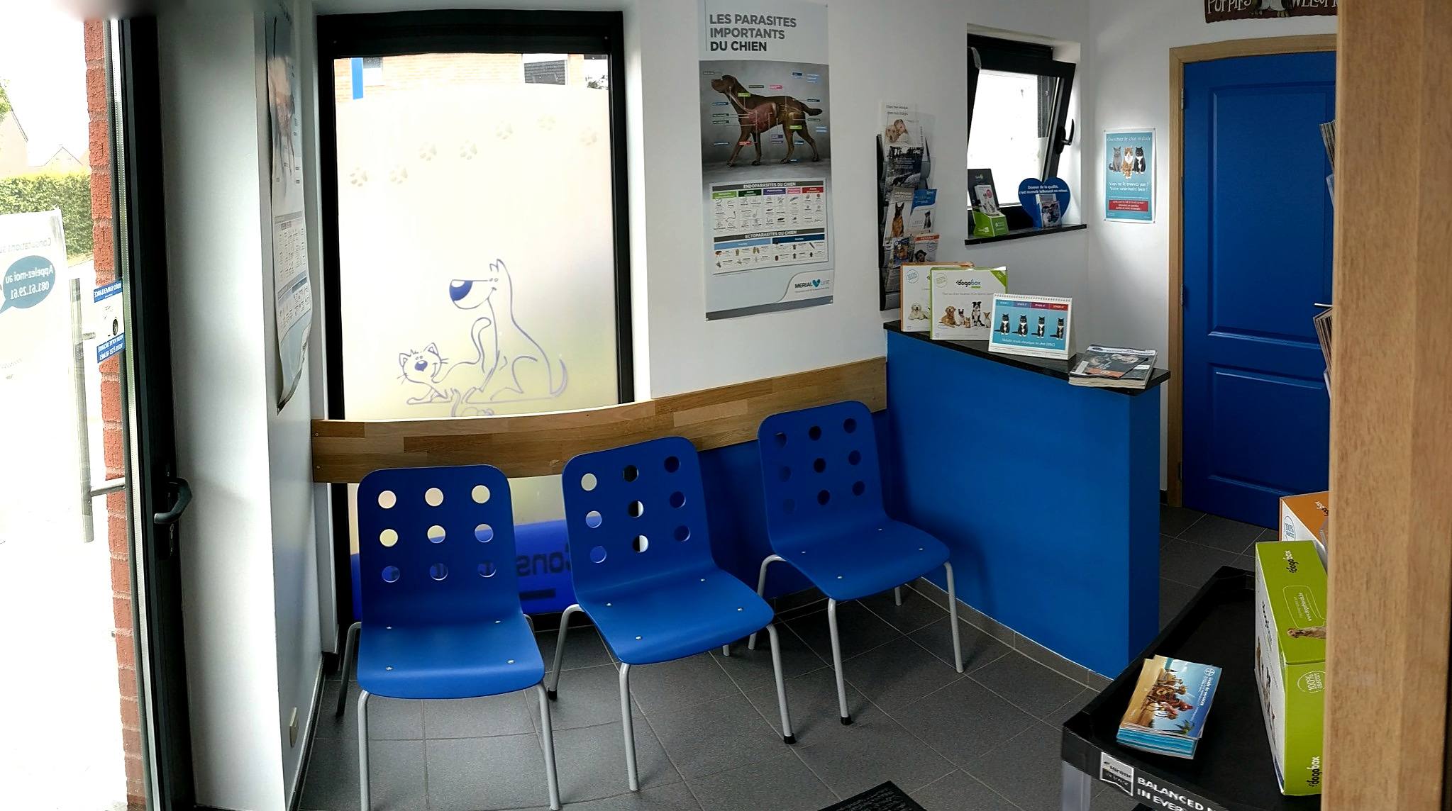 Salle d’attente du cabinet avec le symbole historique chien, chat et souris sur la vitre.